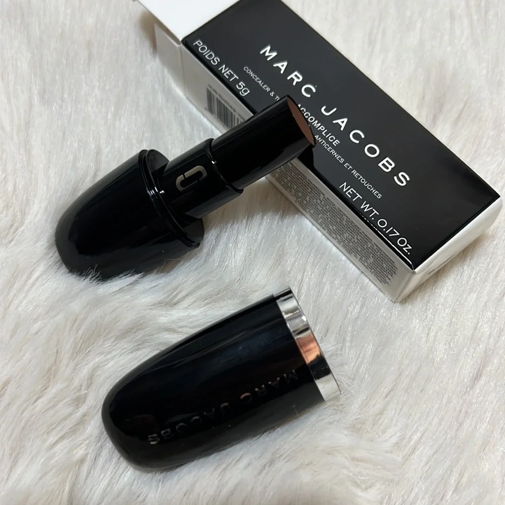 MARC JACOBS Accomplice Concealer & Touch up stick Deep 59